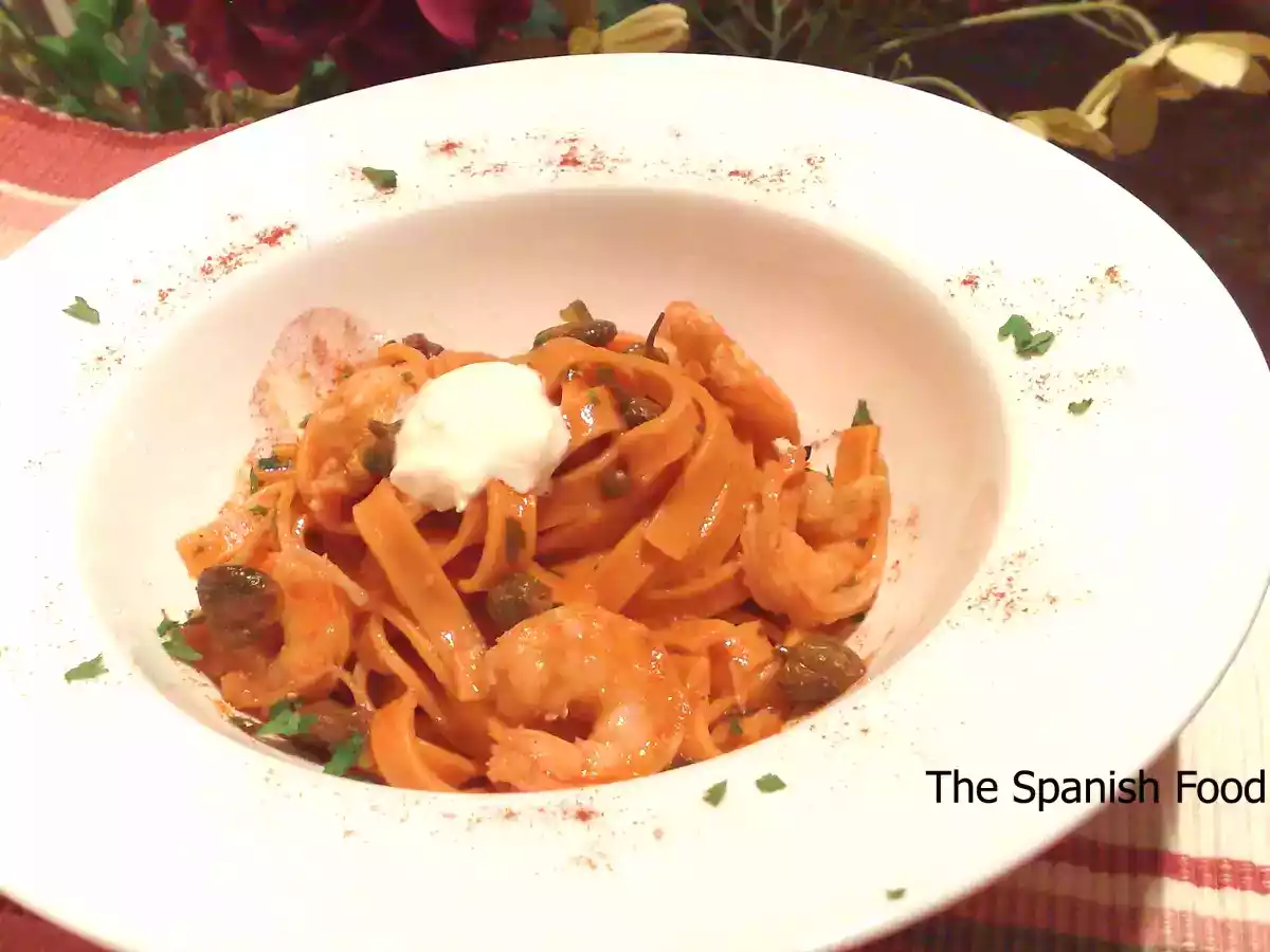 Tallarines de tomate y ajo con gambas y alcaparras