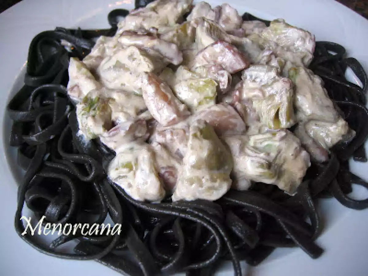 Tallarines negros con alcachofas y sepia