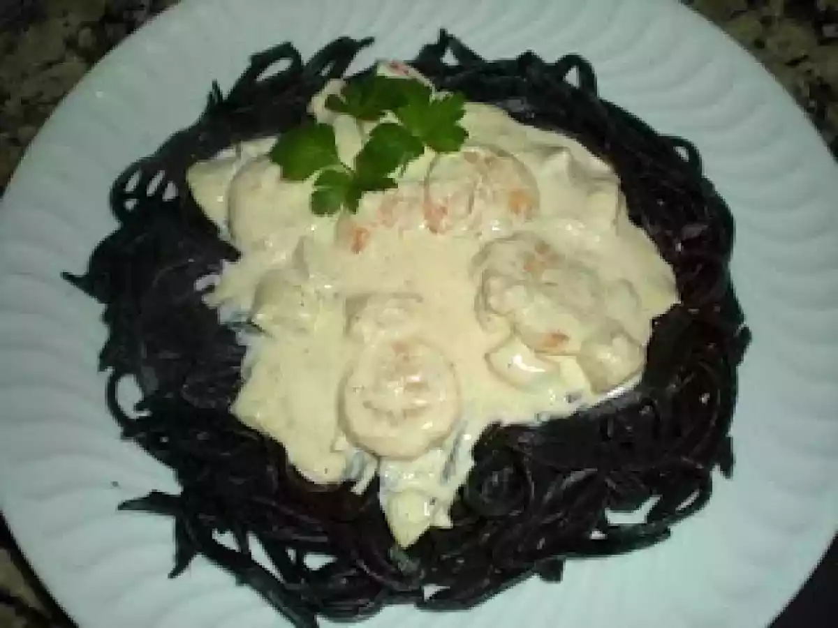Tallarines negros con salsa de langostinos y sepia