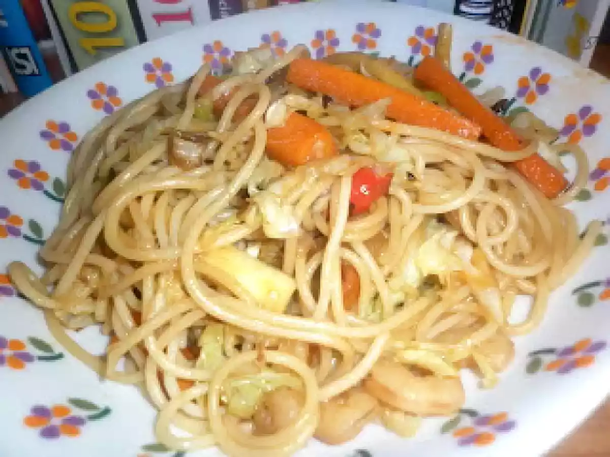 Tallarines orientales con col