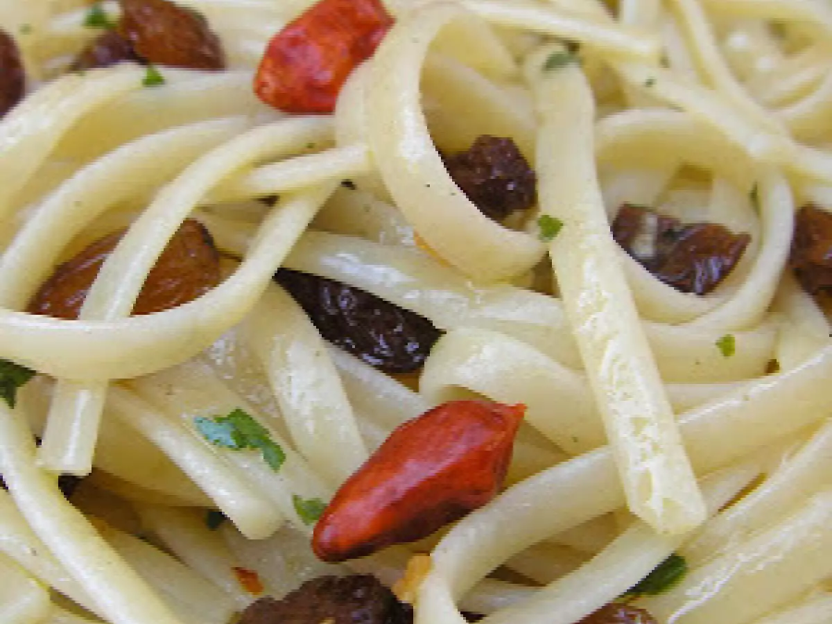 Tallarines picantes con pasas.