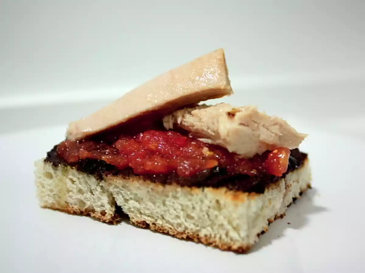 Tapa de Bonito del Norte y olivas