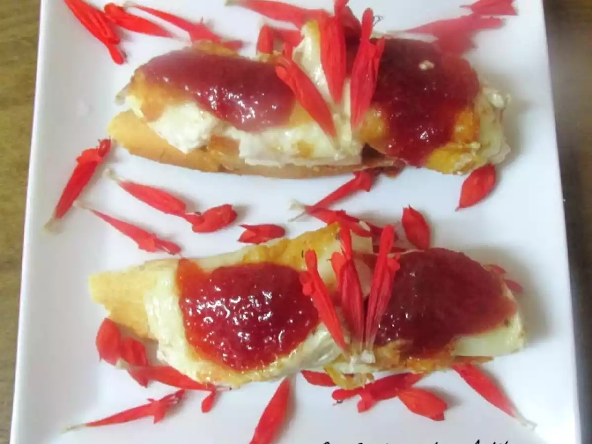 Tapa de queso de cabra a la plancha, con mermelada de pimientos