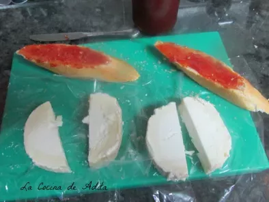 Tapa de queso de cabra a la plancha, con mermelada de pimientos - foto 4