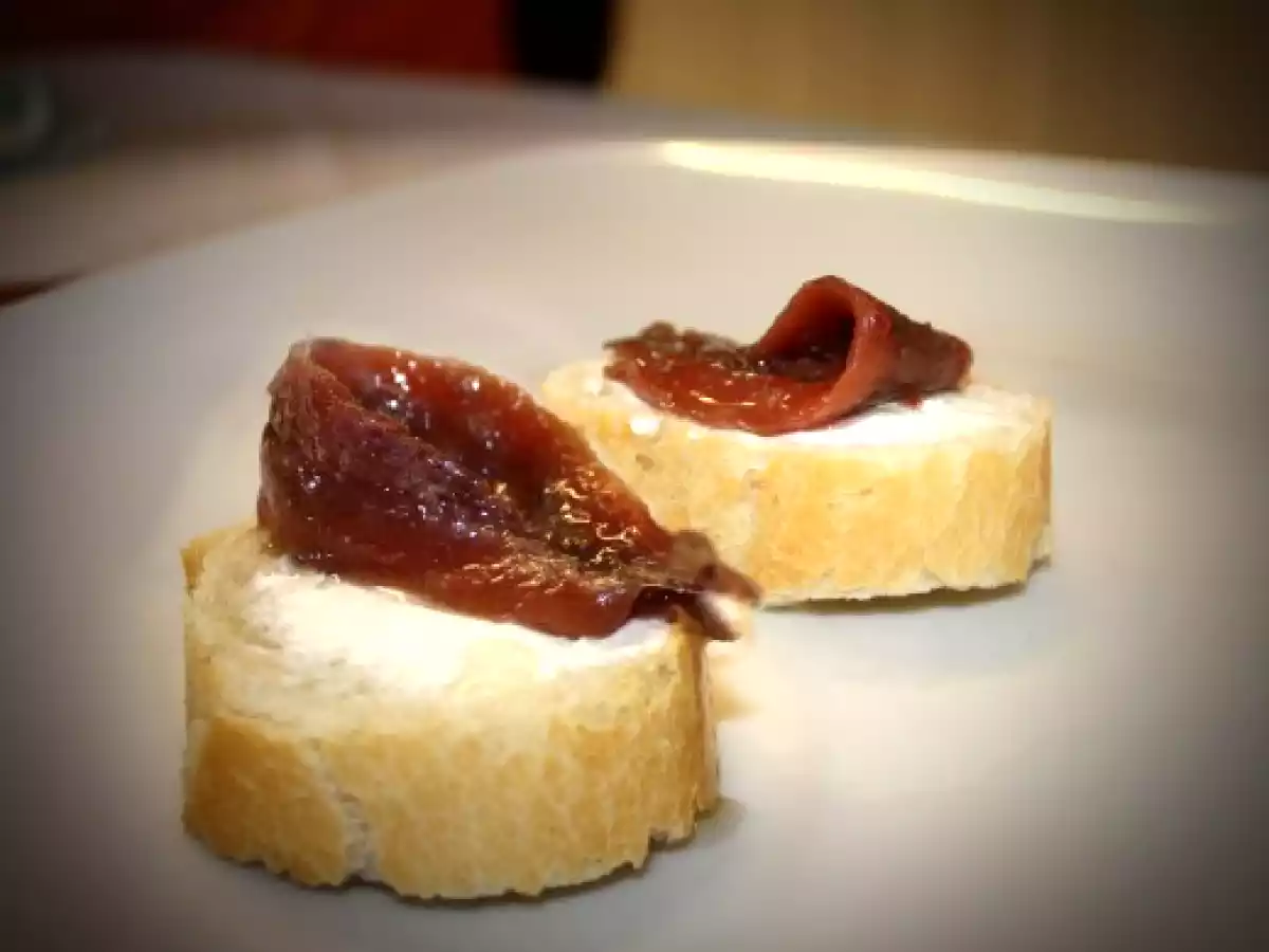 Tapa de queso de untar y anchoas del Cantábrico
