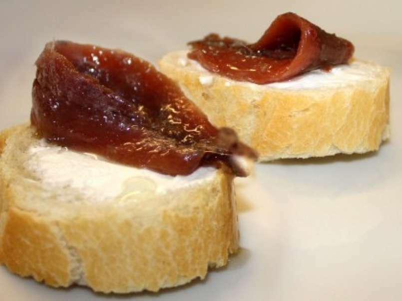 Tapa de queso de untar y anchoas del Cantábrico - foto 2