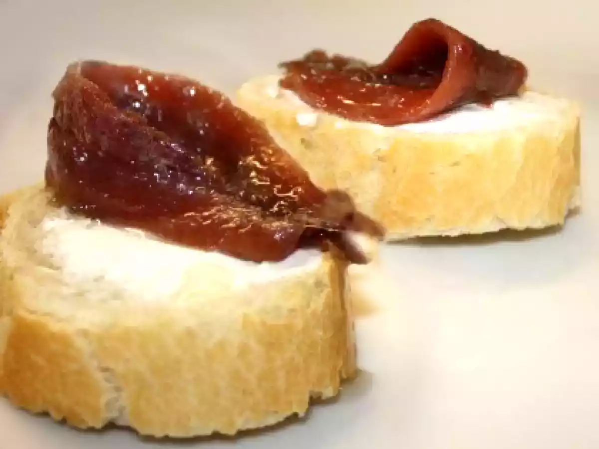 Tapa de queso de untar y anchoas del Cantábrico - foto 2