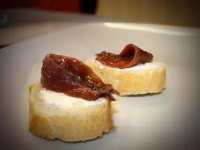 Tapa de queso de untar y anchoas del Cantábrico
