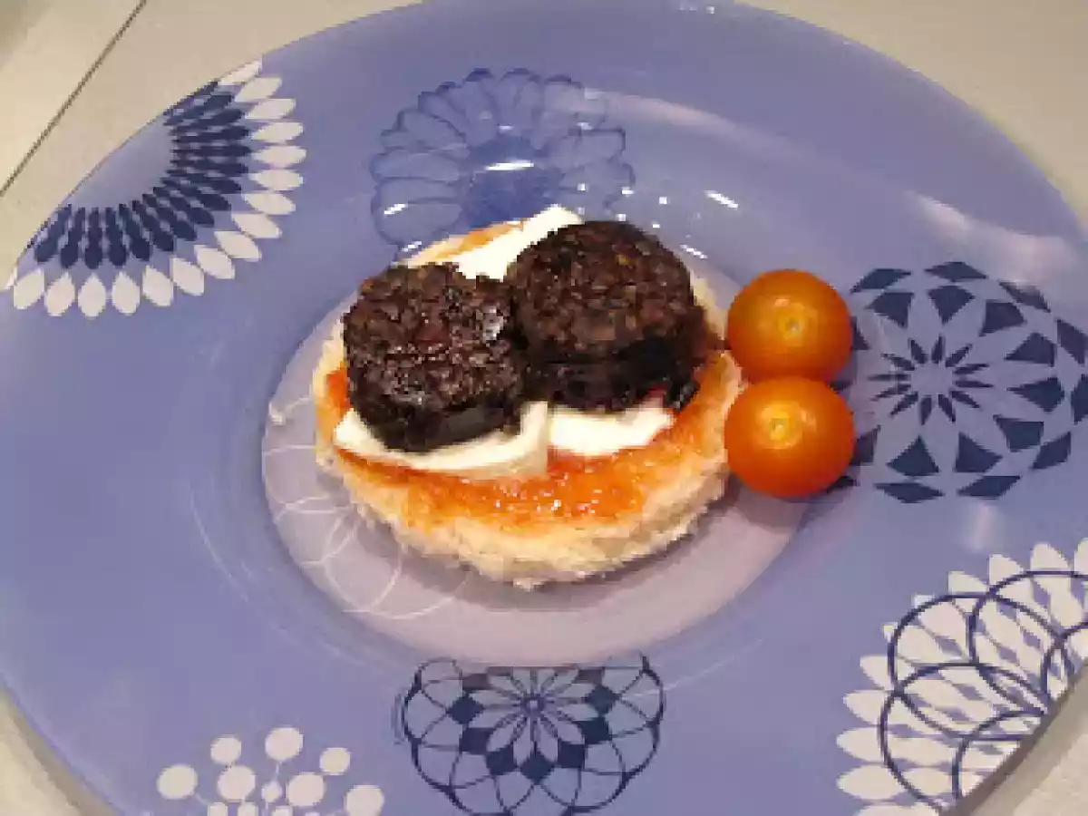 Tapas al estilo Niu: Morcilla de Arroz con Quesito Fresco y Mermelada de Tomate