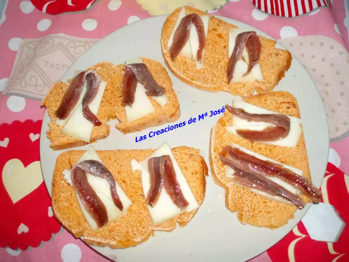 Tapas con pan de pimentón y ajo