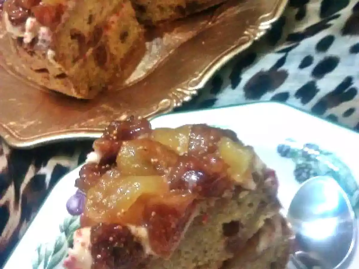 Tarta absoluta de higos y manzanas con chocolate blanco con crujiente de fresas