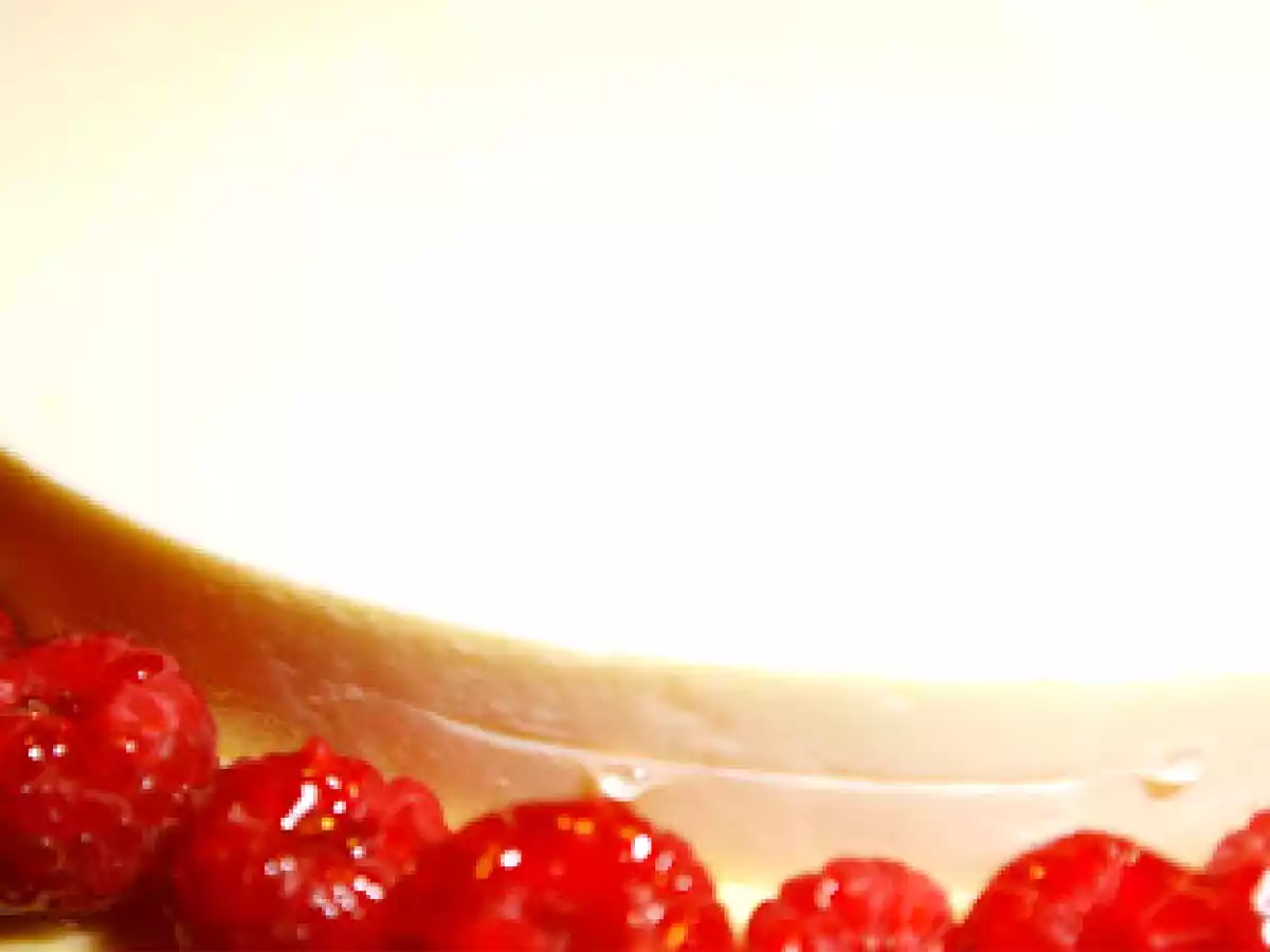 Tarta bavaroise de queso con crema de mango y frambuesas
