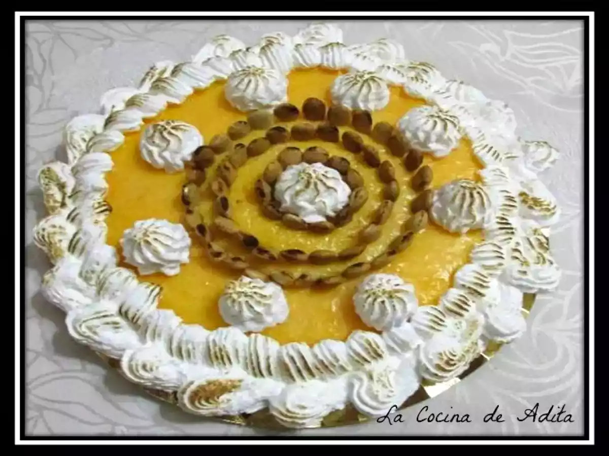 Tarta capuchina decorada con merengue italiano y almendras