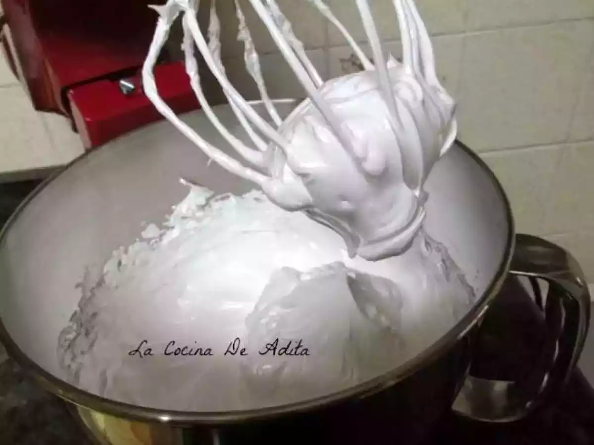 Tarta capuchina decorada con merengue italiano y almendras - foto 16