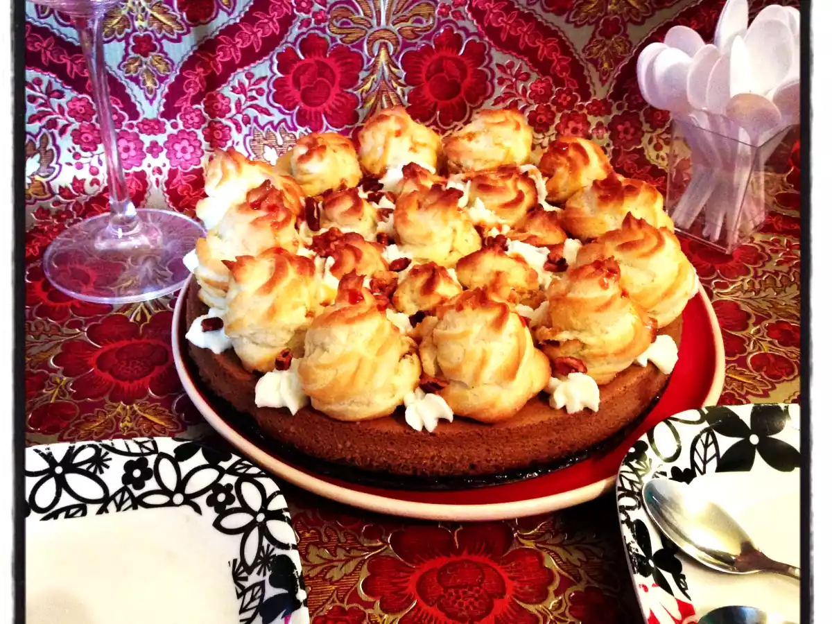 TARTA CHEESECAKE DE CAFÉ CON PROFITEROLES DE CHOCOLATE Y NATA