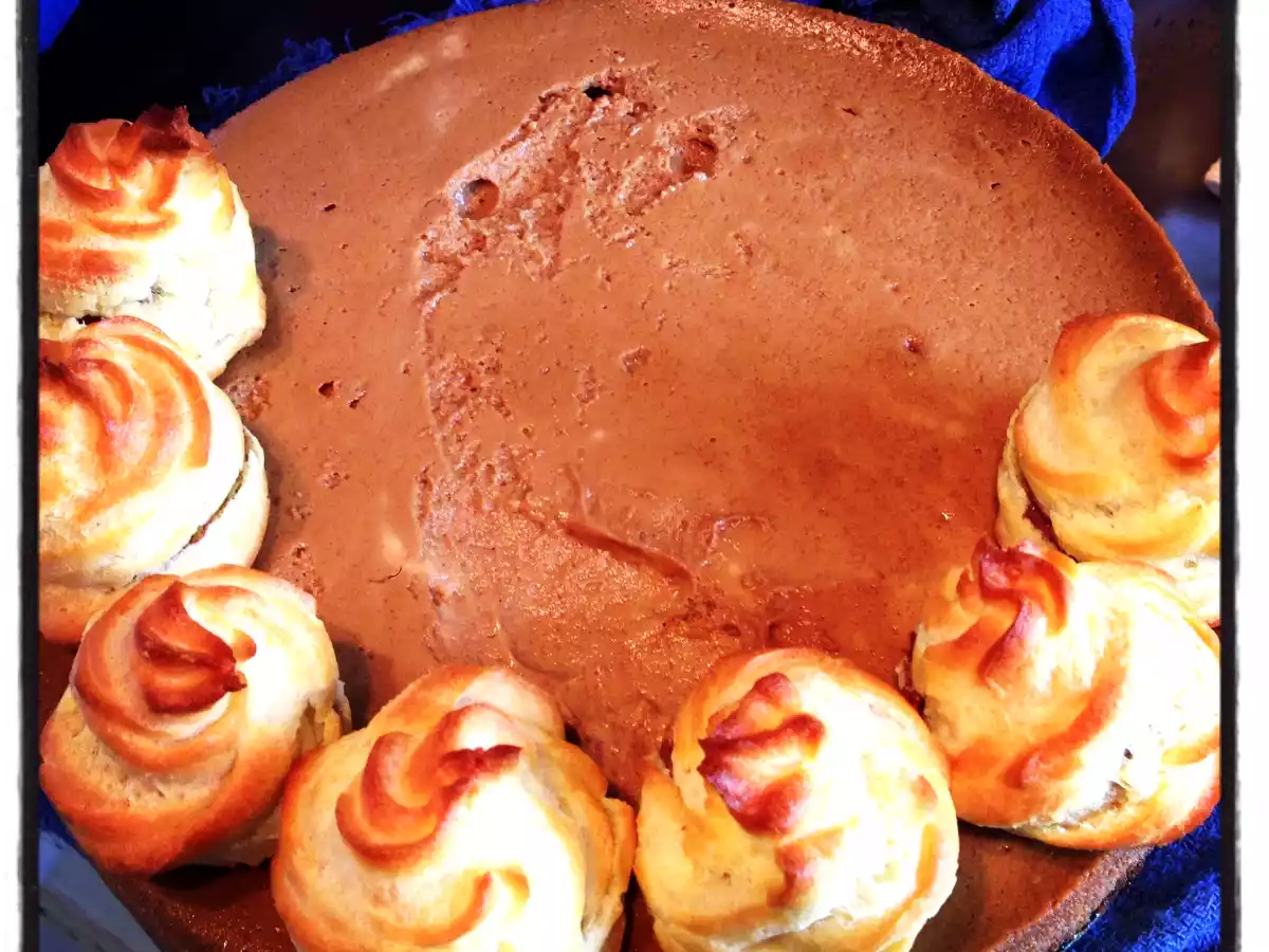 TARTA CHEESECAKE DE CAFÉ CON PROFITEROLES DE CHOCOLATE Y NATA - foto 5