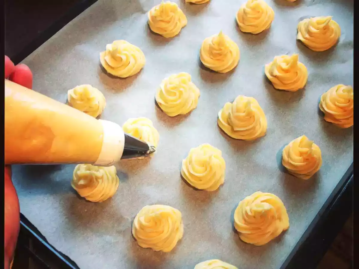 TARTA CHEESECAKE DE CAFÉ CON PROFITEROLES DE CHOCOLATE Y NATA - foto 8
