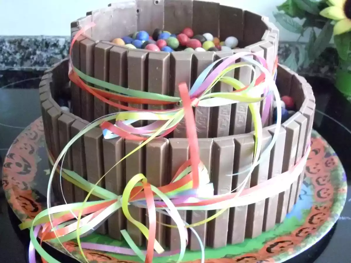 Tarta con kit kat y lacasitos