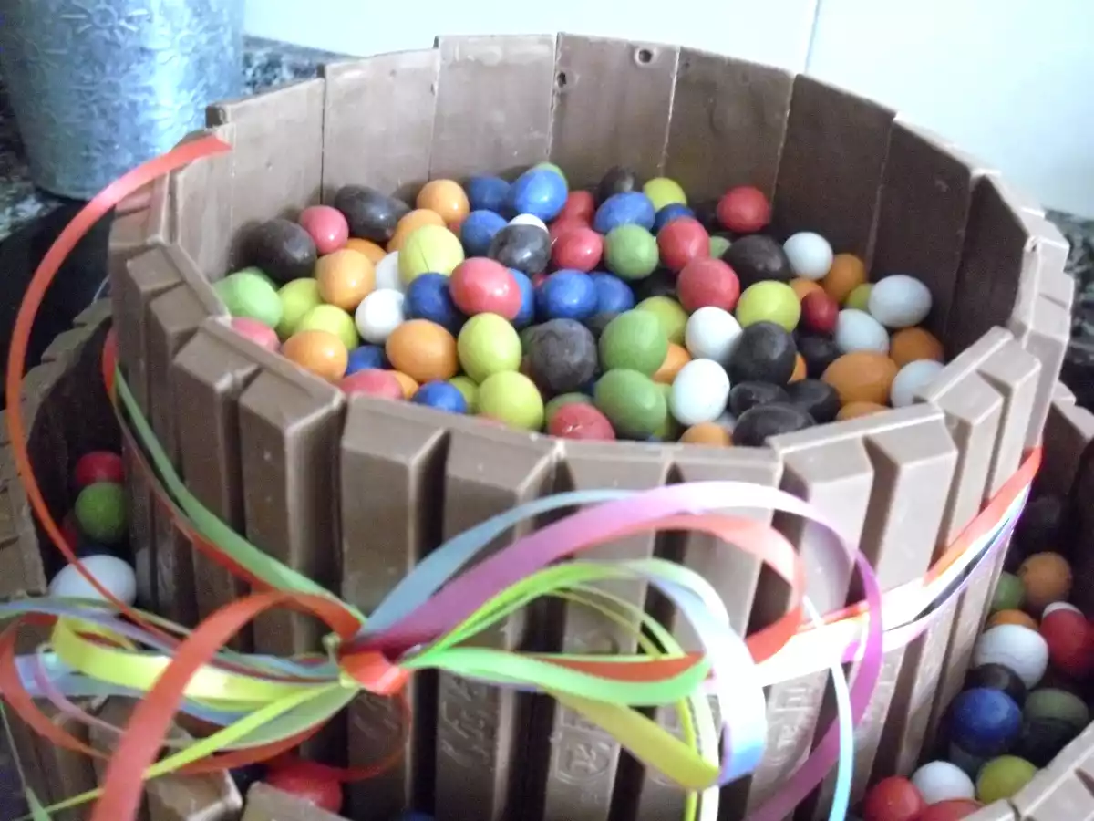 Tarta con kit kat y lacasitos - foto 2