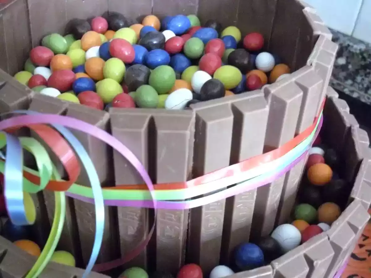 Tarta con kit kat y lacasitos - foto 3