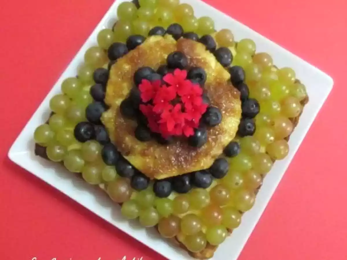 Tarta con uvas fresas y arándanos