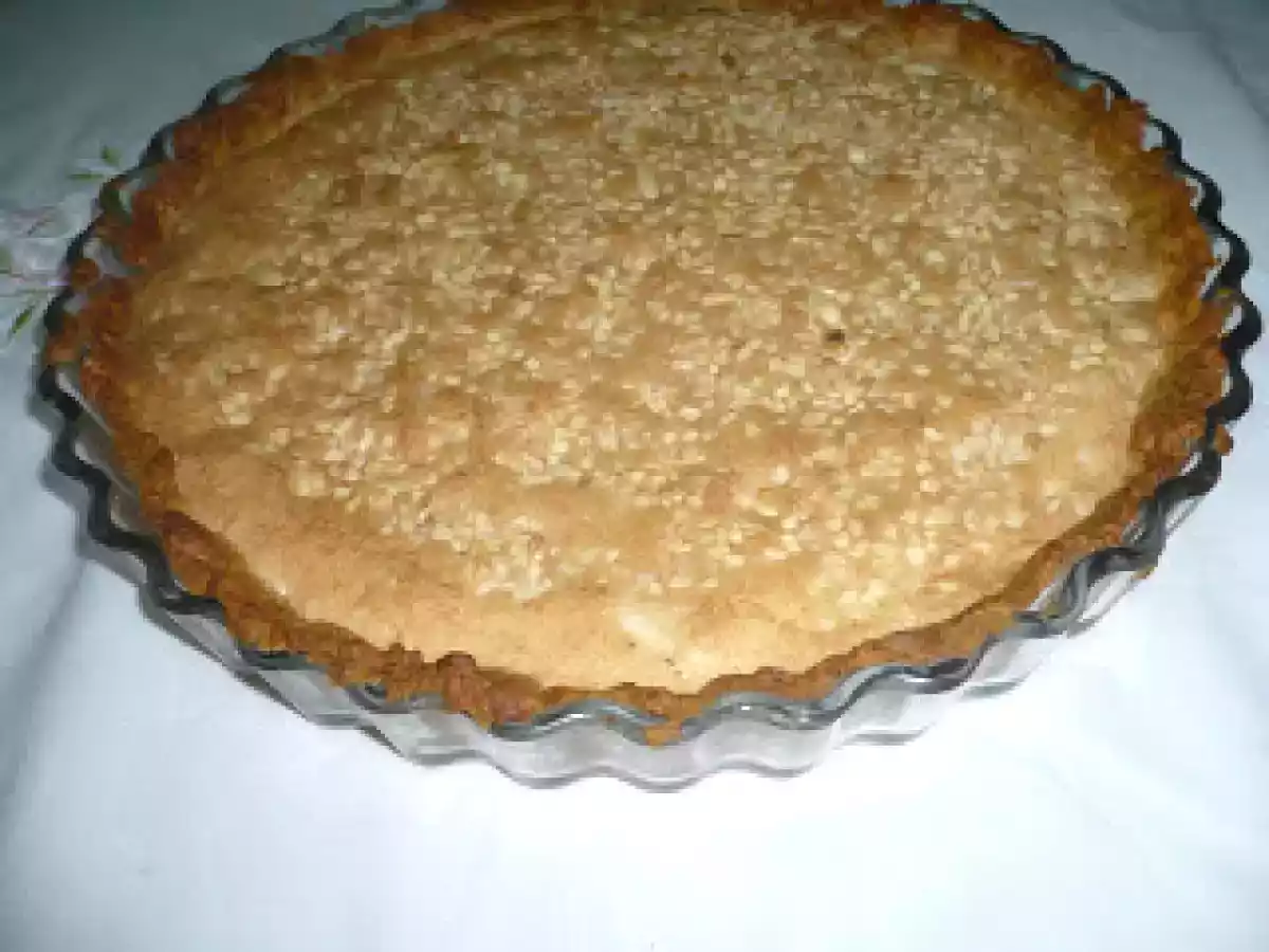 Tarta de almendra y piñones