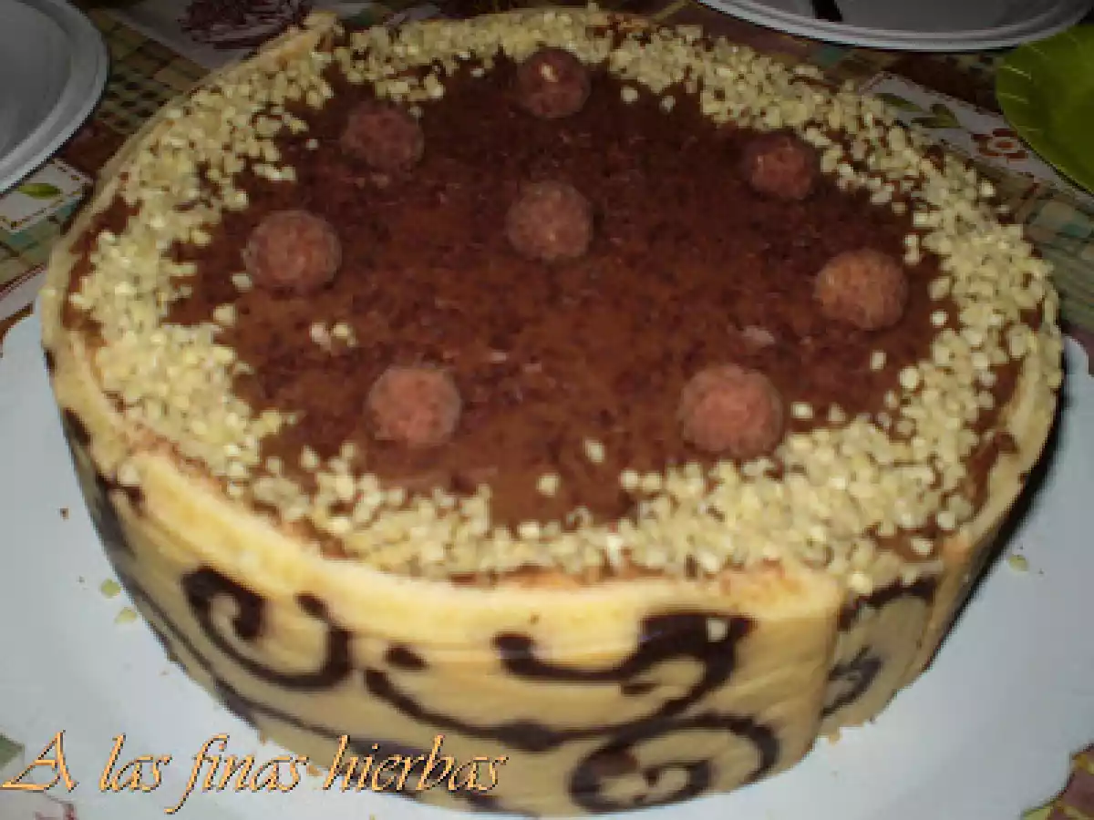 Tarta de arabescos rellena de mousse de natillas y chocolate