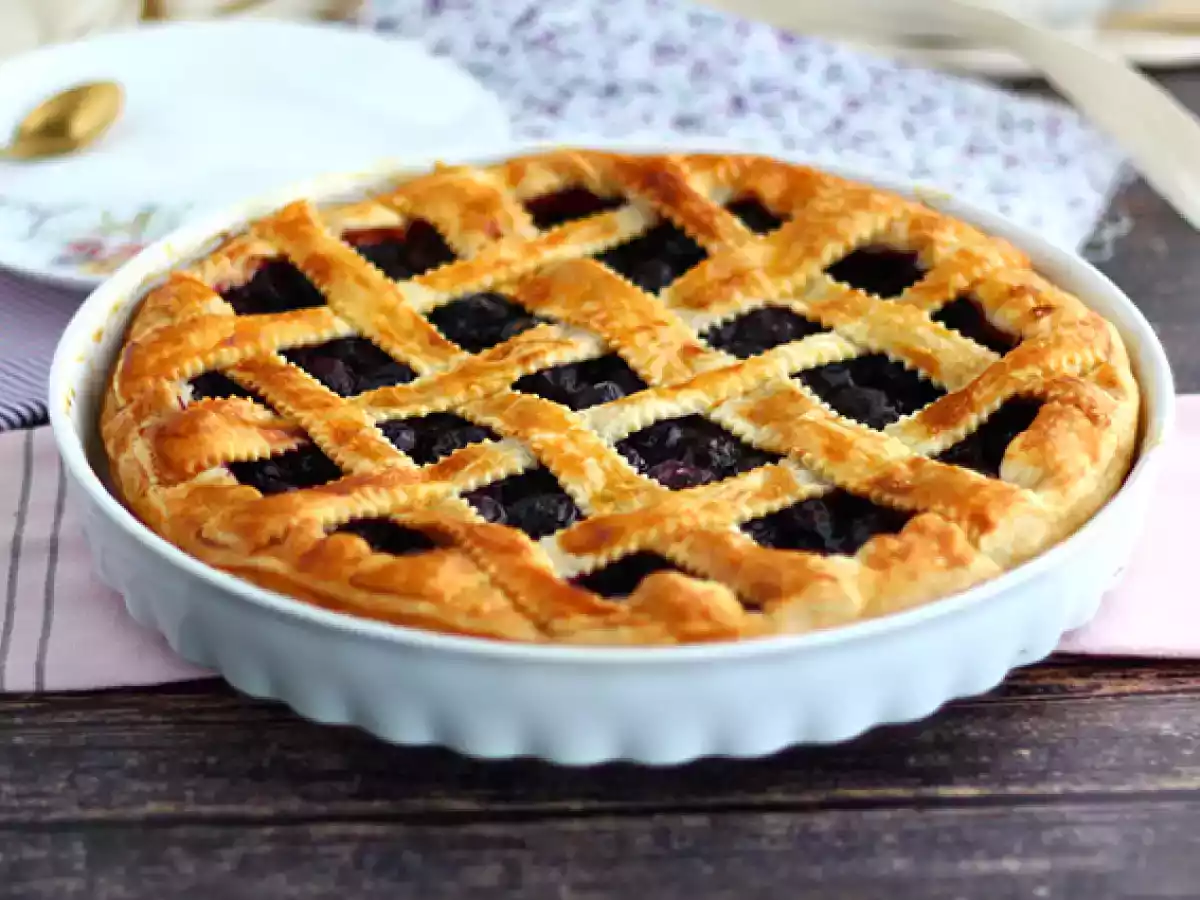 Tarta de cerezas con hojaldre trenzado