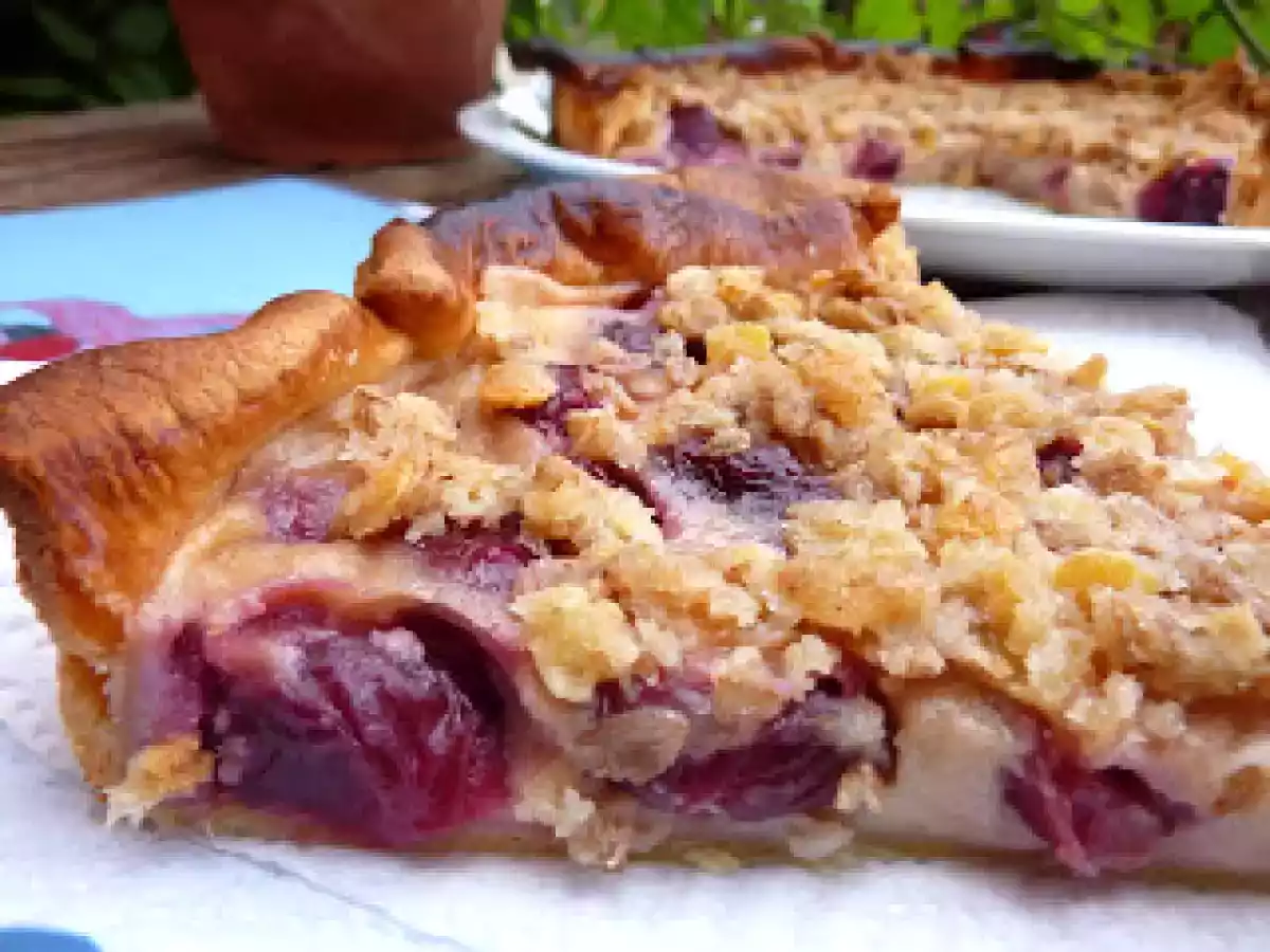 Tarta de cerezas y natillas.