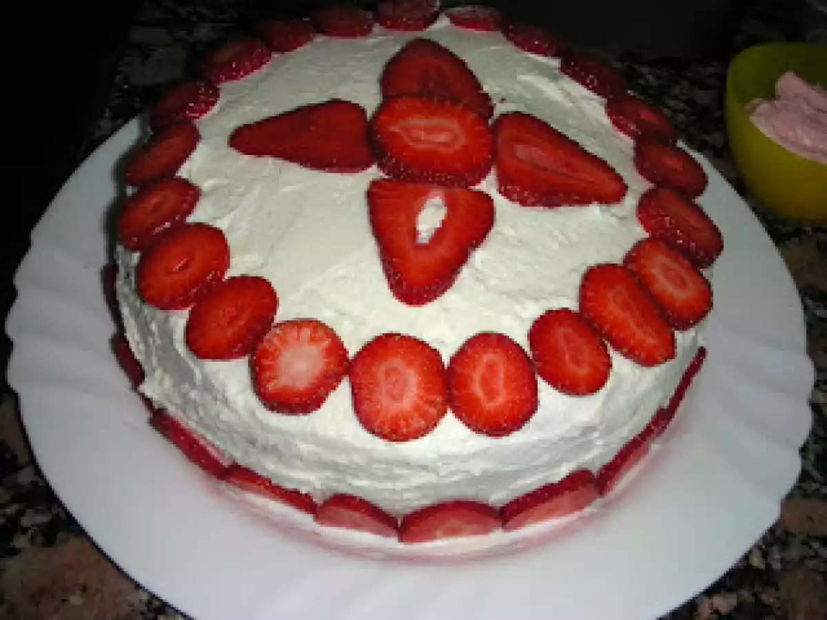 Tarta de chocolate con fresas y nata