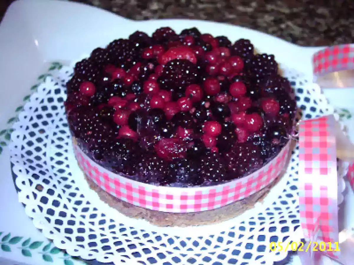 Tarta de chocolate con frutos del bosque