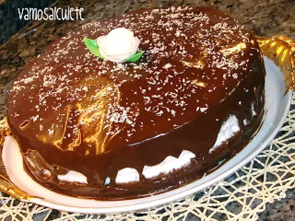 TARTA DE COCO RELLENA DE MOUSSE DE QUESO Y COBERTURA DE CHOCOLATE