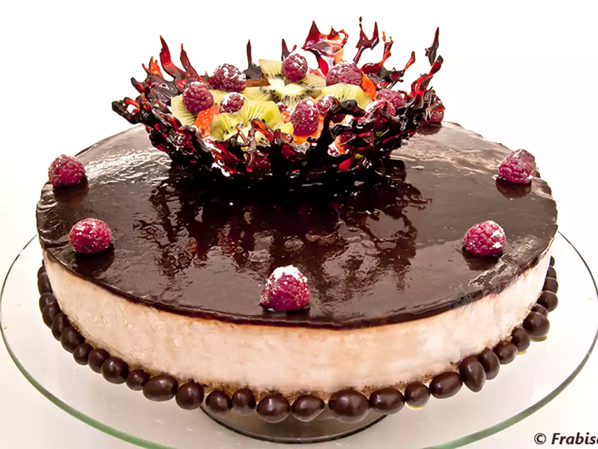 Tarta de crema de orujo y cesto de caramelo de frutas