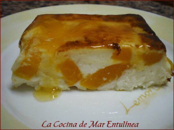 Tarta de crema de queso y melocotones en almibar