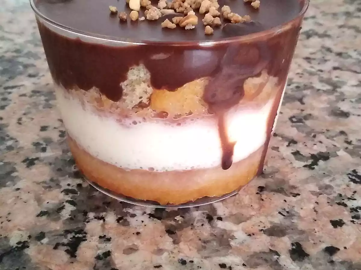 Tarta de crema y chocolate en vasitos individuales