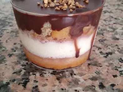 Tarta de crema y chocolate en vasitos individuales