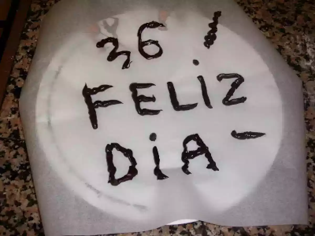 TARTA DE CUMPLEAÑOS DE HOJALDRE CON FRUTA. - foto 3