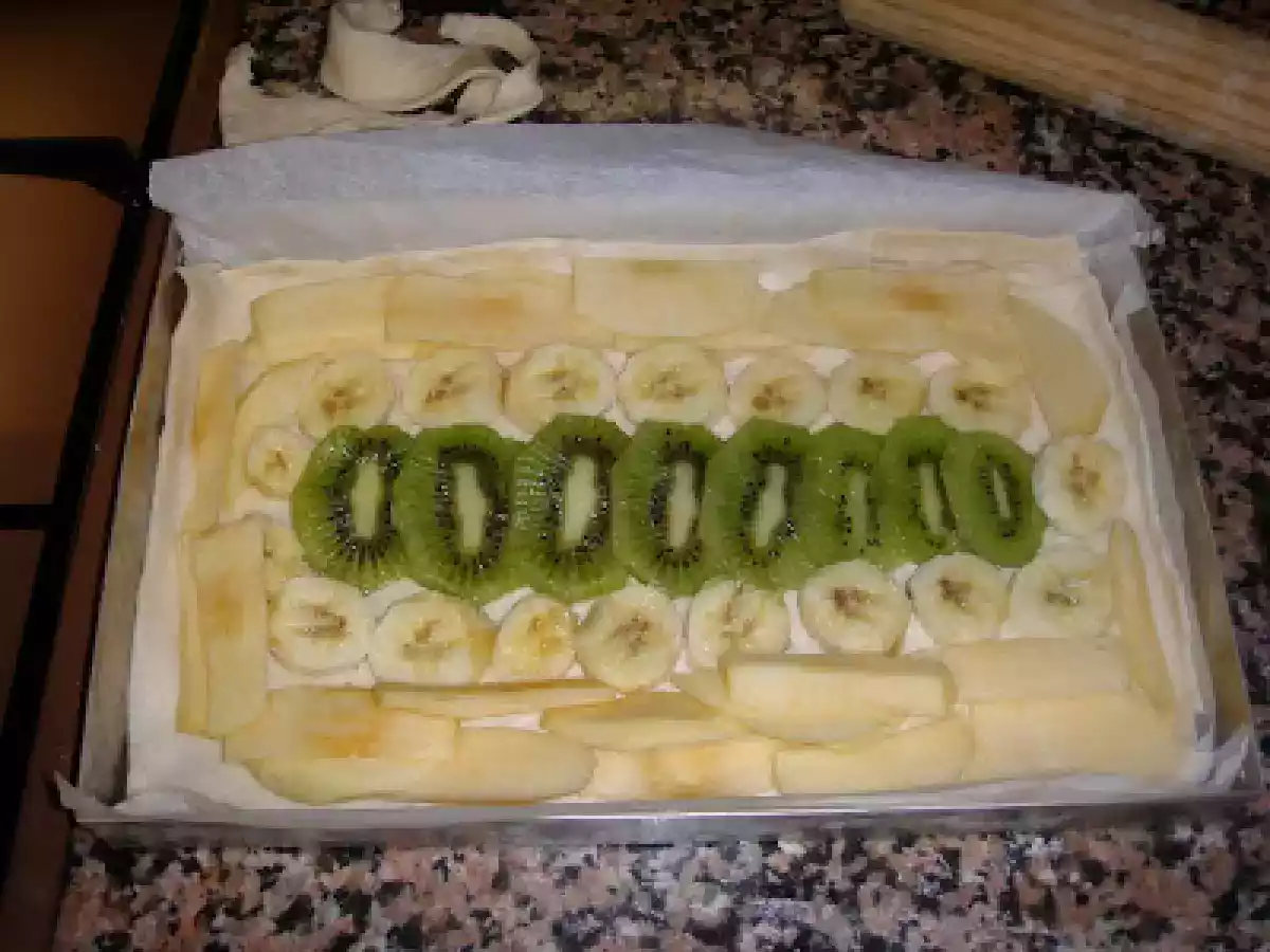 TARTA DE CUMPLEAÑOS DE HOJALDRE CON FRUTA. - foto 6