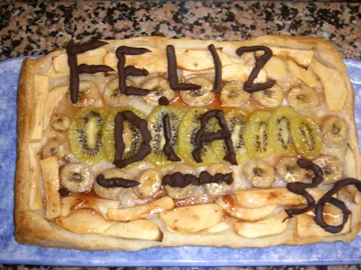 TARTA DE CUMPLEAÑOS DE HOJALDRE CON FRUTA. - foto 7