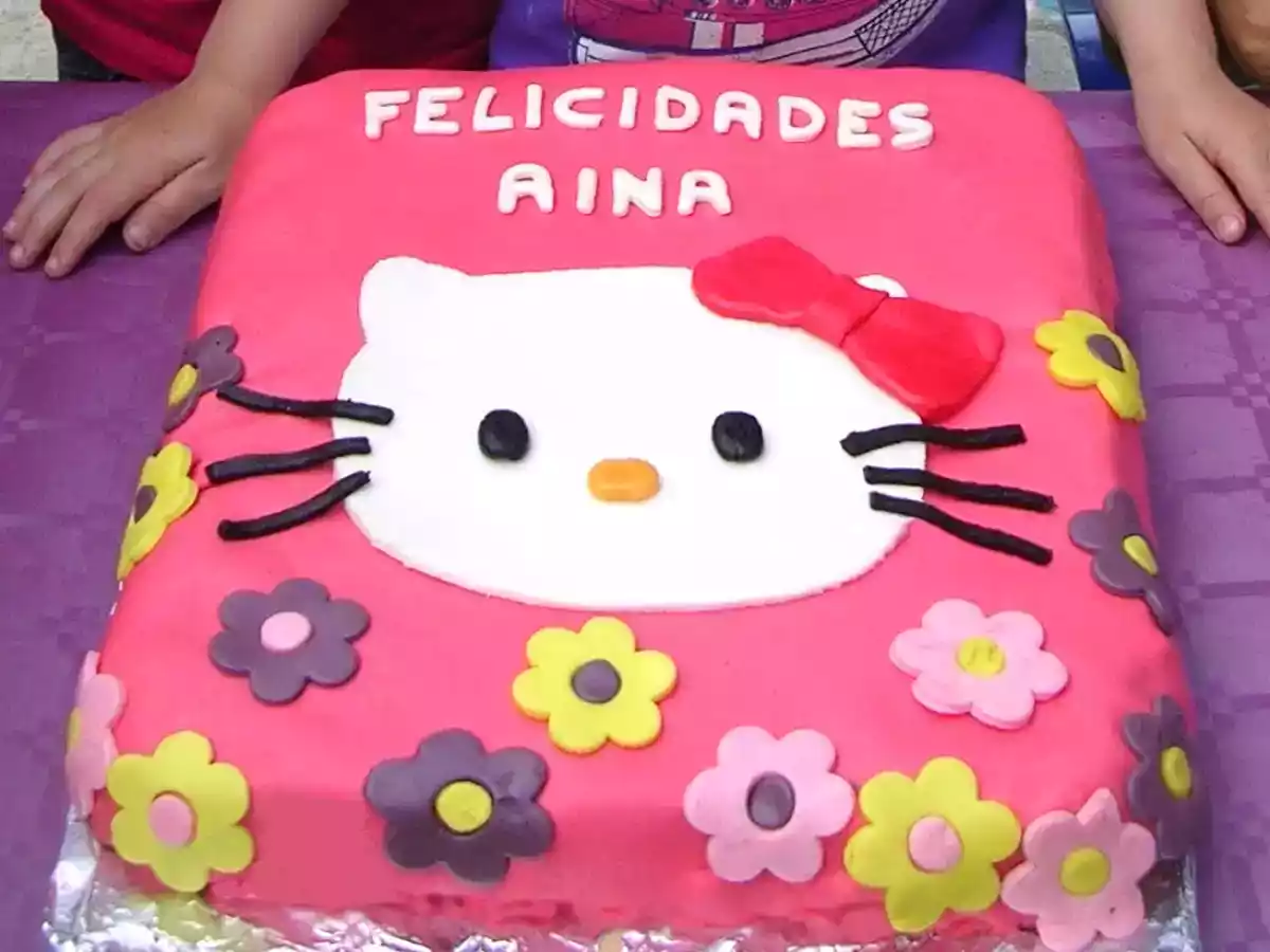 Tarta de cumpleaños Hello Kitty de fondant
