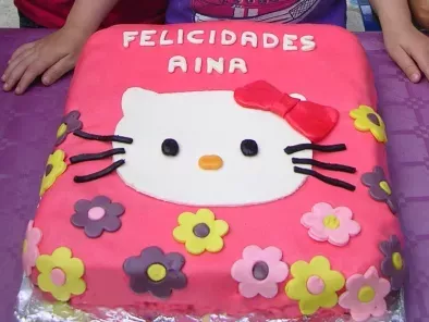 Tarta de cumpleaños Hello Kitty de fondant