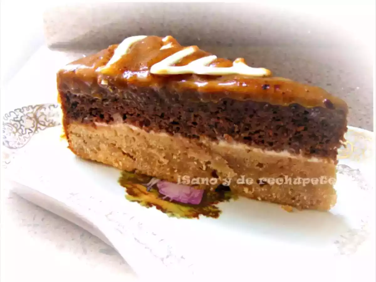 Tarta de dos bizcochos con yema tostada