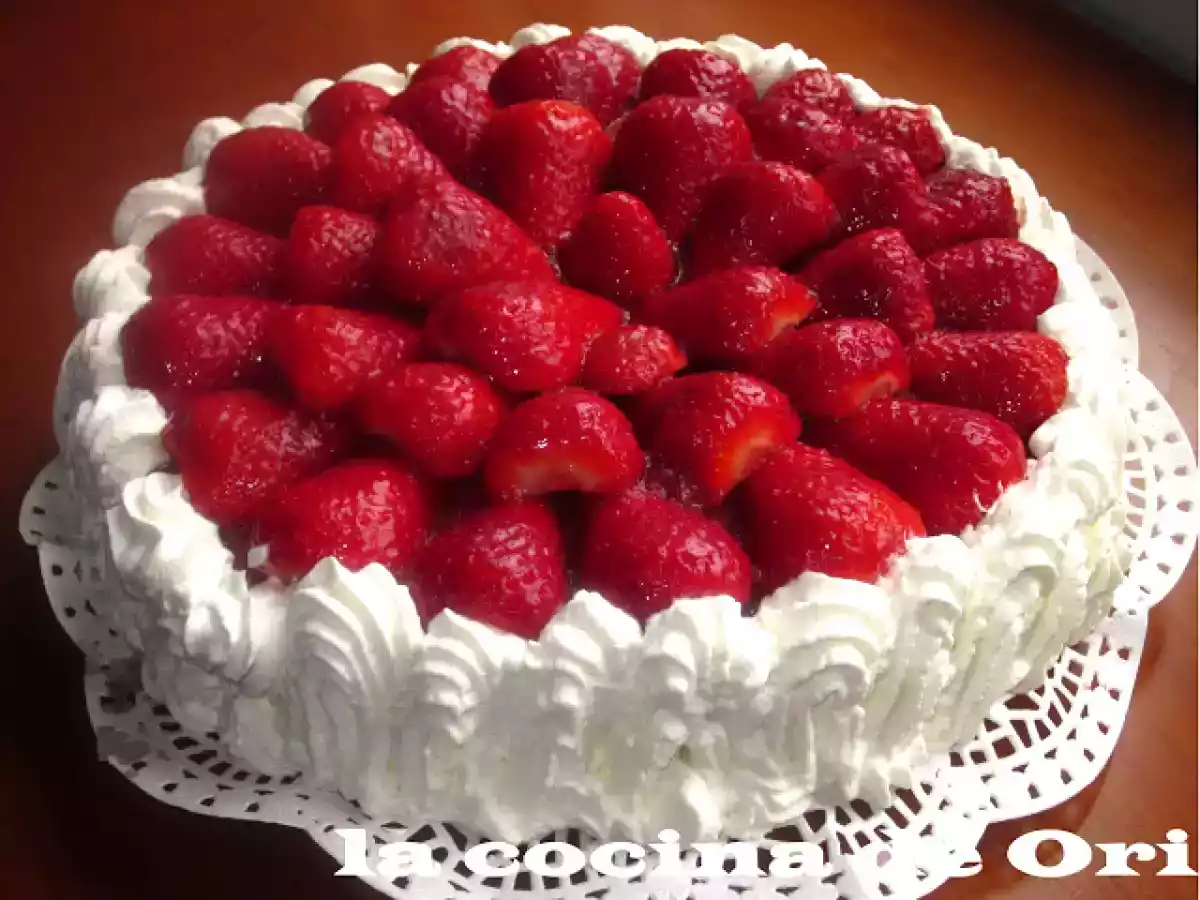 Tarta de fresas con nata