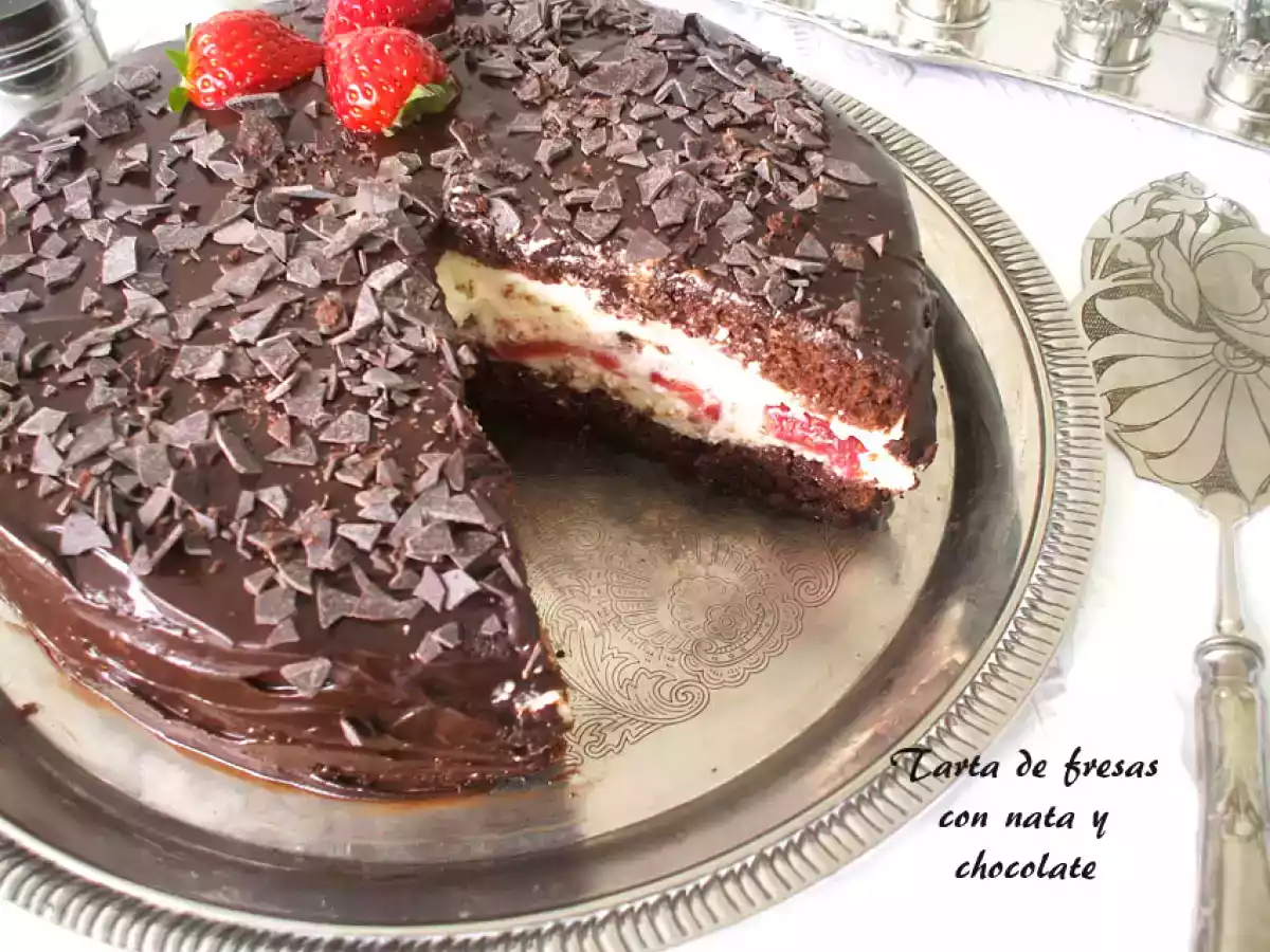Tarta de fresas con nata y chocolate