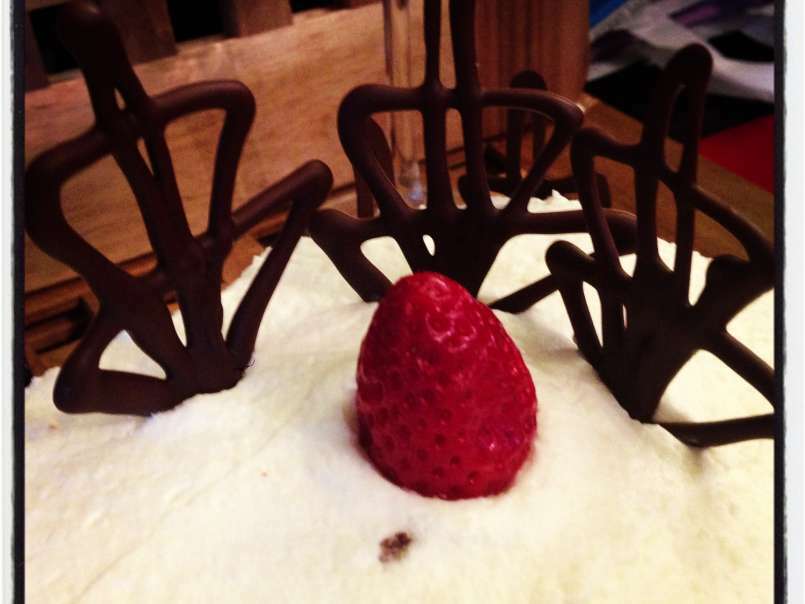 Tarta de fresas con nata y detalles de chocolate - foto 2