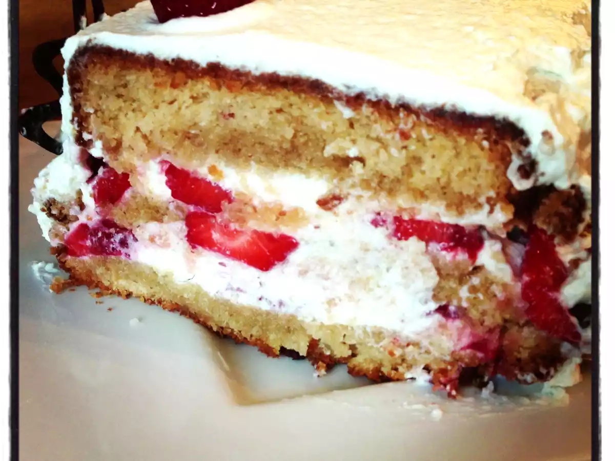 Tarta de fresas con nata y detalles de chocolate - foto 3