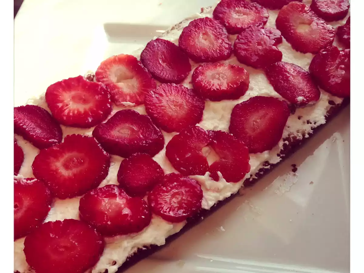 Tarta de fresas con nata y detalles de chocolate - foto 4