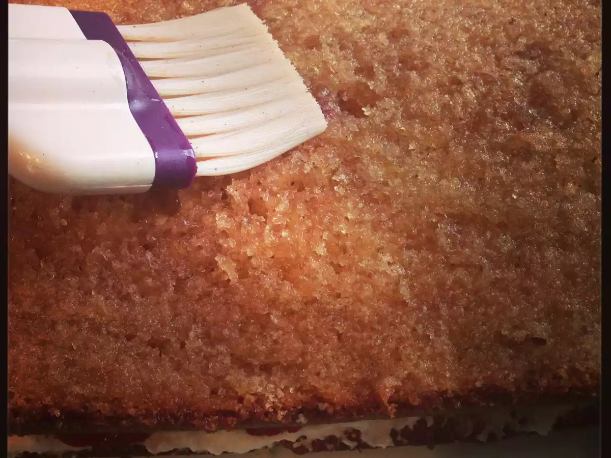 Tarta de fresas con nata y detalles de chocolate - foto 5