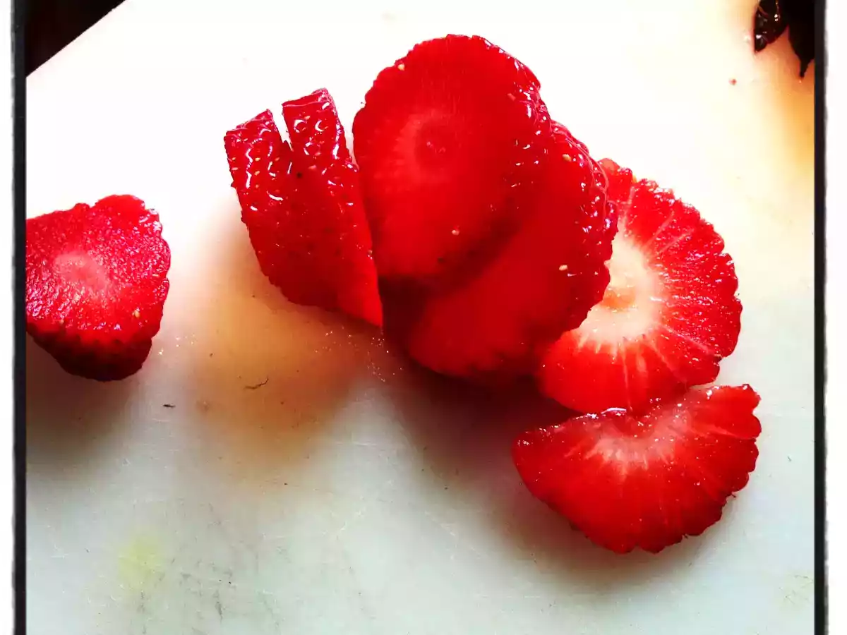 Tarta de fresas con nata y detalles de chocolate - foto 6