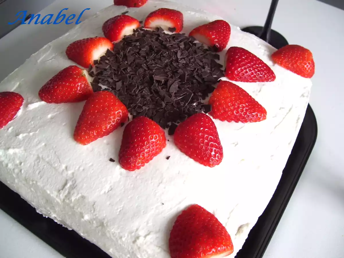 TARTA DE FRESAS Y NATA CON BIZCOCHO DE CHOCOLATE